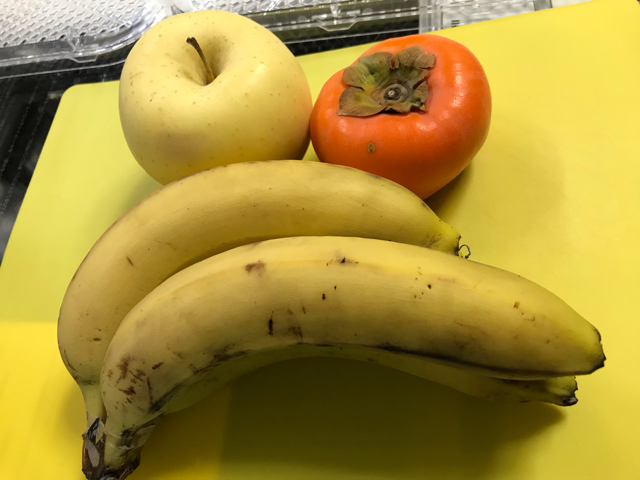 フードドライヤーで作る材料のバナナとリンゴと柿